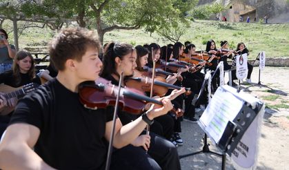 Göreme'de Tarih, Müzik ve Turizm Buluştu: Öğrencilerden Turistlere Açık Hava Konseri