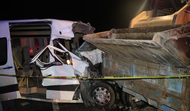 Nevşehir'de traktör ile minibüs çarpıştı: 2'si ağır 10 yaralı