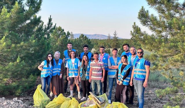 AK Partili Gençler Çevre Temizliği Yaptı