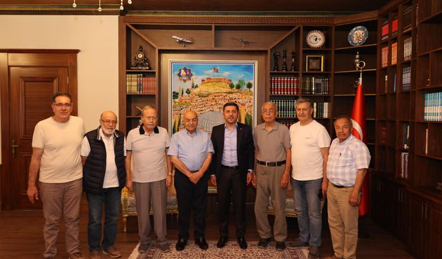 Abdulkadir Baş’tan Belediye Başkanı Arı'ya Tebrik Ziyareti