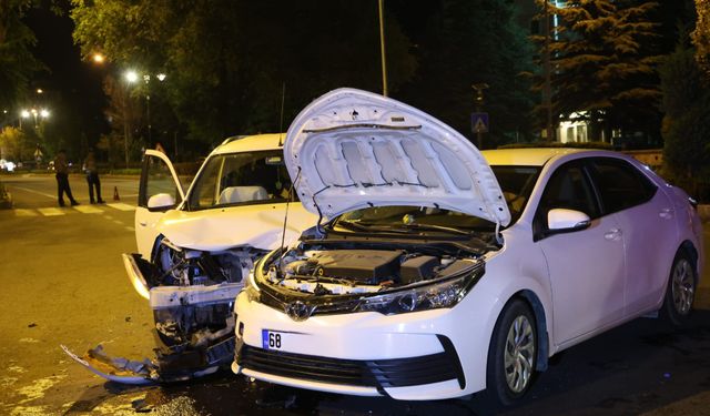 Nevşehir’de 2 Otomobil Çarpıştı: 3 Yaralı