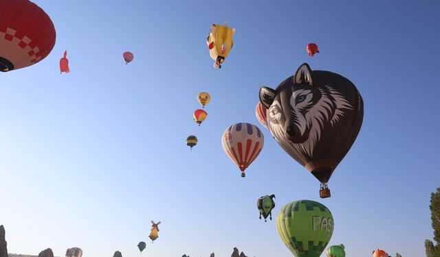 Kapadokya'nın Merkezi Nevşehir’de Sıcak Hava Balonları Gökyüzünde Görsel Şölen Oluşturdu