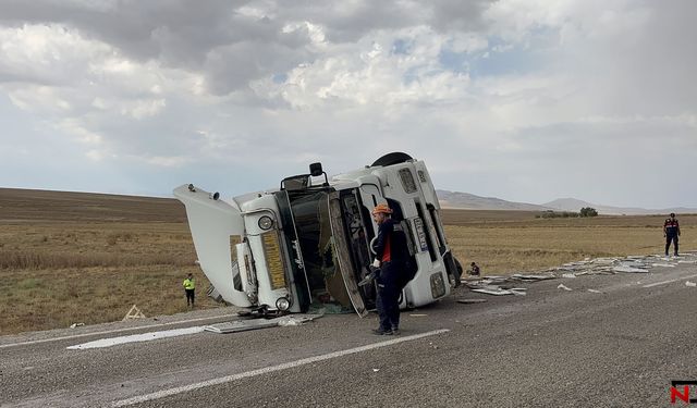 Aksaray Nevşehir Arası Şarampole Devrilen Tır Hurdaya Döndü: 1 Yaralı