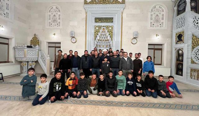 Özkonak'ta Teravih Namazına Gelen Gençlere Umre Ödülü
