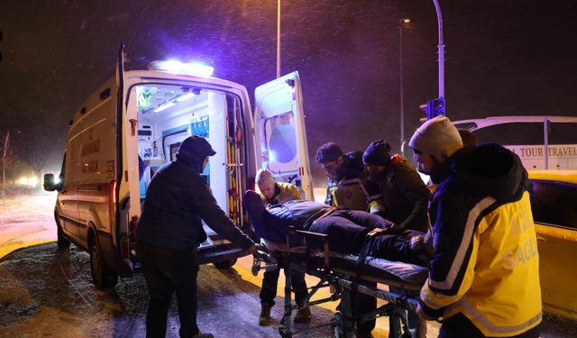 Nevşehir'de Kaza Yapan Otomobilin Parçalarını Toplarken Otobüs Çarptı