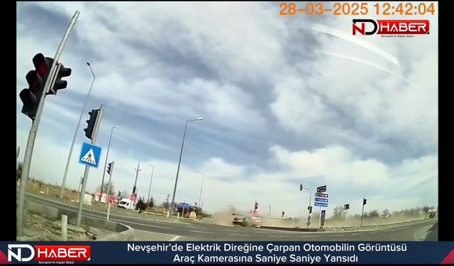 Nevşehir'de Elektrik Direğine Çarpan Otomobilin Görüntüsü Araç Kamerasına Saniye Saniye Yansıdı