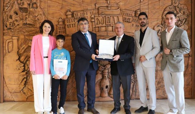 Genç Yazar Biçen İlk Kitabını Rektör Aktekin’e Hediye Etti