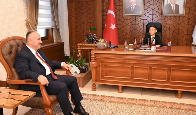 Çağan Mete, 23 Nisan’da Vali Fidan’ın Makam Koltuğuna Oturdu