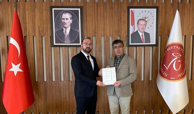 NEVÜ Öğr. Gör. Beken Harvard’da Yayınlanan Eserini Rektör Aktekin’e Taktim Etti