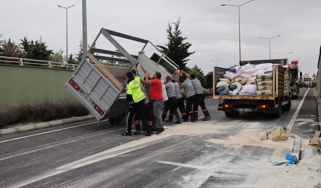 Nevşehir'de Un Yüklü Kamyonet Devrildi: 2 Yaralı