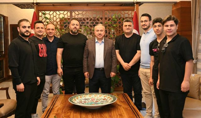 “Beklemede Kalın” Mesajı Verdiler! Meterisliler Taraftar Grubu’ndan Vali Fidan’a Ziyaret
