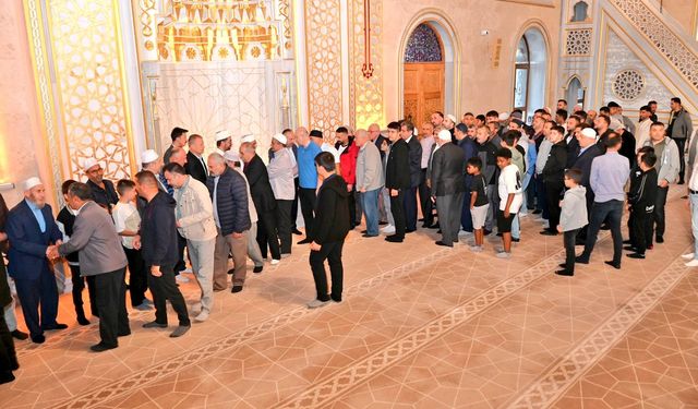 Vali Fidan, Bayram Namazını Külliye Camii’nde Kıldı
