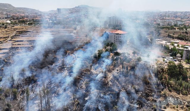 Nevşehir'de Arazi Yangını: Alevler Emniyet Müdürlüğüne Sıçramadan Kontrol Altına Alındı