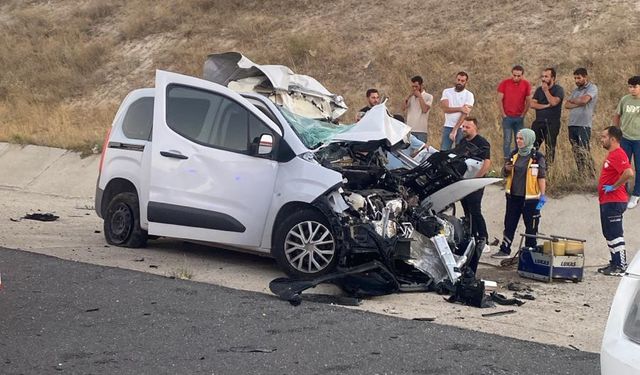 Nevşehir'de Hafif Ticari Araç Tıra Arkadan Çaptı: 1 Ölü, 1 Yaralı