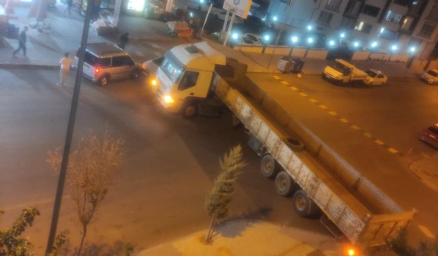 Nevşehir’de Şoför Markete Gitti, Tır Geri Geri Araçlara Çarptı | Kaza Kamerada
