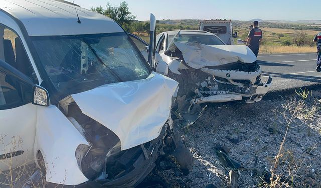 Nevşehir'de İki Araç Kafa Kafaya Çarpıştı: 14 Yaralı