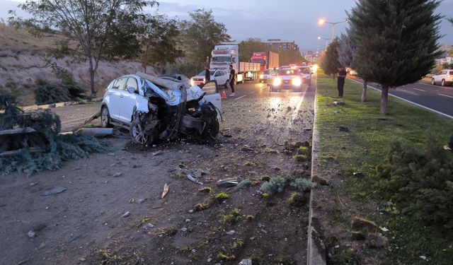 Nevşehir'de Aydınlatma Direği Otomobilin Üzerine Düştü: 2 Yaralı
