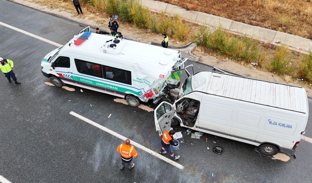 Jandarma Aracına Minibüs Çarptı: 2 Jandarma Şehit, 1 Vatandaş Hayatını Kaybetti