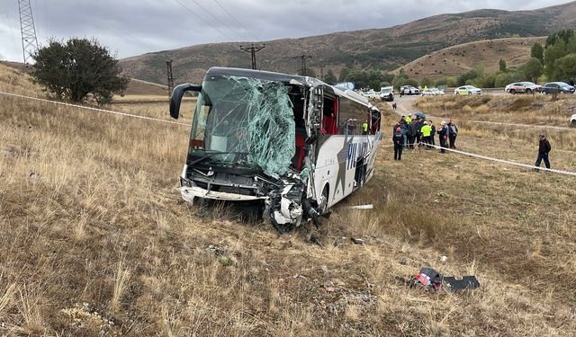 Sivas'ta Otobüs Kazası, 3'ü Ağır 23 Yaralı