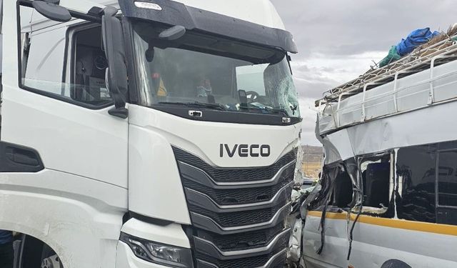 Nevşehir'de Tarım İşçilerini Taşıyan Minibüs Tırla Çarpıştı: 9 Yaralı