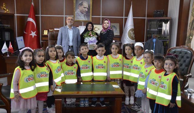 Hacı Pembe Avlanmaz 4-6 Yaş Kur’an Kursu’ndan İl Müftüsü Kazım Güzel'e Ziyaret
