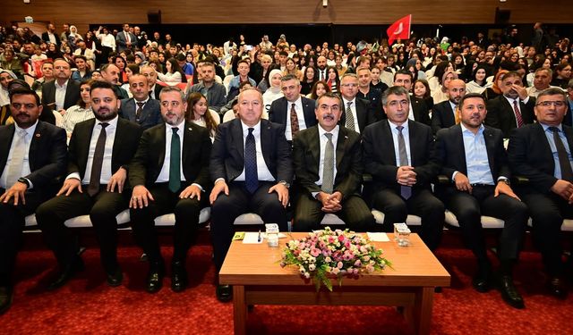 Bakan Tekin: "Gençlerimize vatan sevgisini sanatla göstermek istiyoruz"