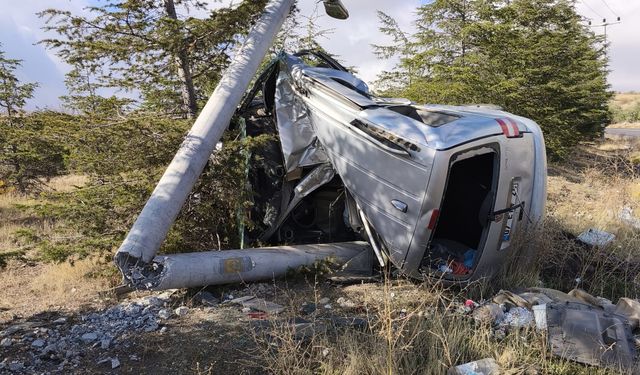 Alacaşar Yolunda Kaza: Otomobil Beton Direği İkiye Böldü, 1 Yaralı