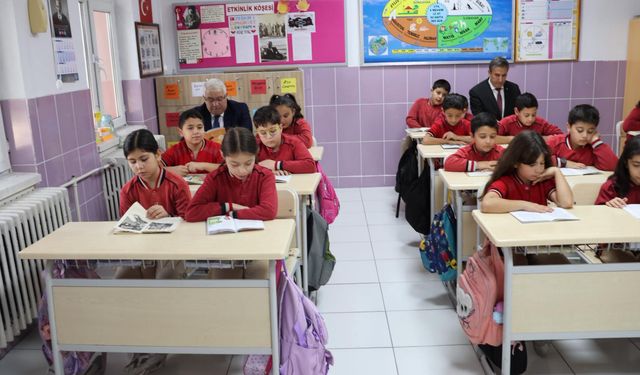 Rauf Nail Akman İlkokulunda Kitaplara Göz Değdi