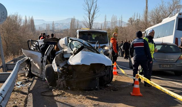 Nevşehir’de Otomobil ile Midibüs Çarpıştı