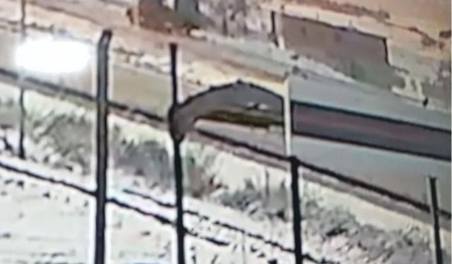 Nevşehir'de Kayganlaşan Yolda Şarampole Devrilen Tır Kameralara Yansıdı