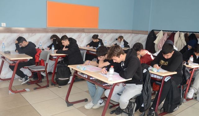 Kardelen’de Türkiye geneli TYT-AYT deneme sınavı yapıldı