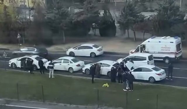 2000 Evler Mahallesi Üniversite Kavşağı’nda 4 Otomobilin Karıştığı Zincirleme Trafik Kazası