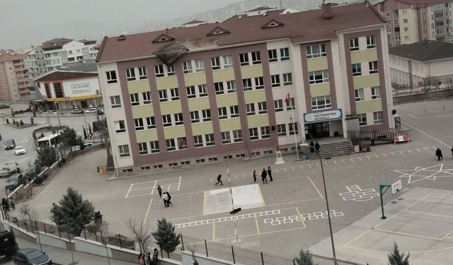 Nevşehir’de Rüzgar ve Fırtına Etkili Oldu, Okul Çatısında Hasar Oluştu, Ağaçlar Yere Serildi