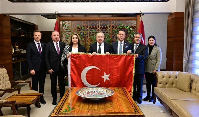 Nevşehir SMMM Odası’ndan Vali Ali Fidan’a Ziyaret ve Türk Bayrağı Takdimi