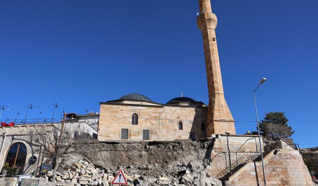 Nevşehir'de Tarihi Caminin İstinat Duvarı Çöktü, O Anlar Kameralara Yansıdı