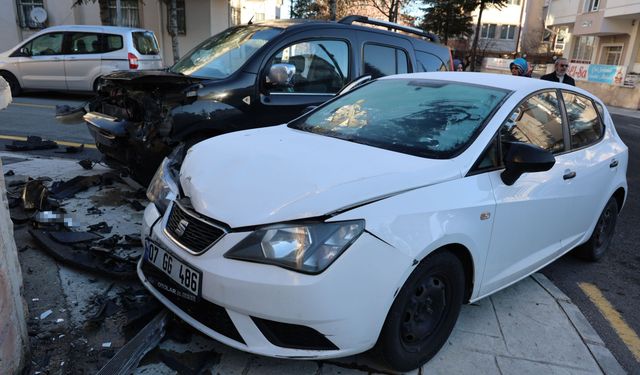 Buzlu Camla Trafiğe Çıktı, Kazaya Neden Oldu: 2 Yaralı
