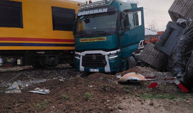 Nevşehir’de yük treni tıra çarptı: 2 makinist yaralandı