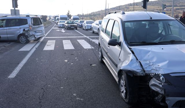 Nevşehir'de Kırmızı Işıkta Bekleyen Otomobile Çarptı: 2 Yaralı