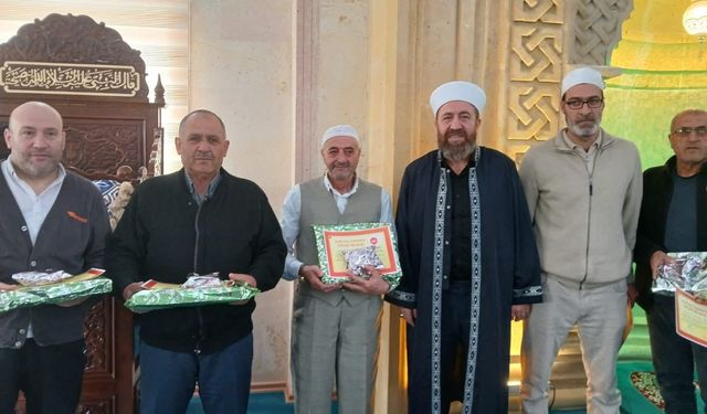 Camide Kur'an Öğrenen Vatandaşlar Belge Aldı