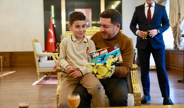 Minik Ziyaretçiden Başkan Rasim Arı’ya Anlamlı Ziyaret