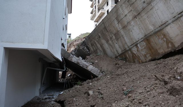 Nevşehir’de Çöken İstinat Duvarı Evlerin İçine Girdi: 10 Ev Tahliye Edildi