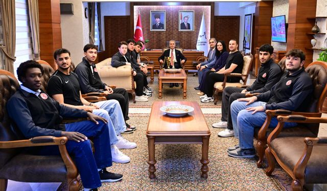 Türkiye Şampiyonu Yurtlig Basketbol Takımı Vali Hüseyin Kök’ü Ziyaret Etti
