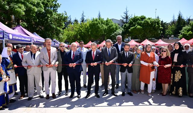 Vali Hüseyin Kök, Hayat Boyu Öğrenme Şenliği Kapsamında Açılan Kursların Sergisini Ziyaret Etti