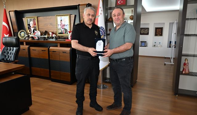 Nevşehir İl Emniyet Müdürü Serkan Karaman’dan Emekli Emniyet Müdürü Mehmet Asarcık’a Plaket