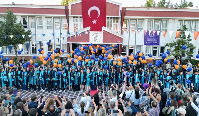 Kardelenli 12. Sınıflar Görkemli Bir Törenle Mezun Oldu