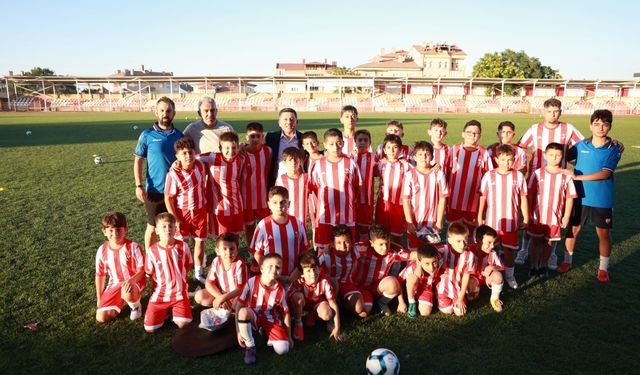 Belediye Başkanı Arı, Nevşehir Spor Futbol Okulları’nı Ziyaret Etti