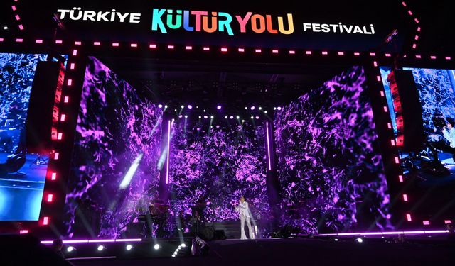 Nevşehir Kültür Yolu Festivali’nde Telefon Işıkları Bengü’nün Şarkılarına Eşlik Etti