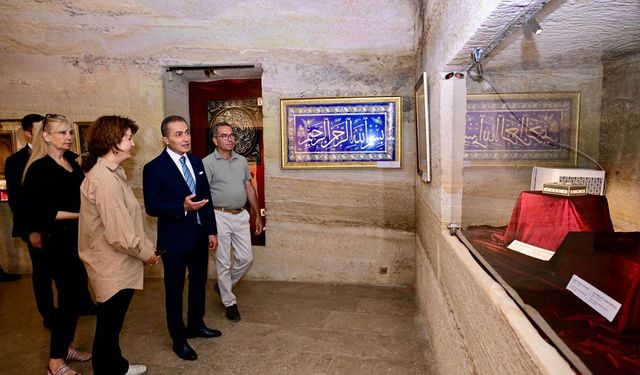 Vali Hüseyin Kök, Güray Müze'deki Sergileri Ziyaret Etti