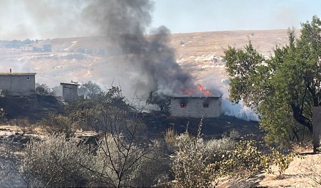 Nevşehir'de Otluk Alanda Başlayan Yangın Bağ Evlerine Sıçradı:  7 Bağ Evi Kullanılamaz Hale Geldi
