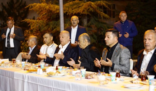 Öbekli'nin Seçim Ofisinde Yoğun Gün: Belediye Başkanı Arı'dan Nezaket Ziyareti